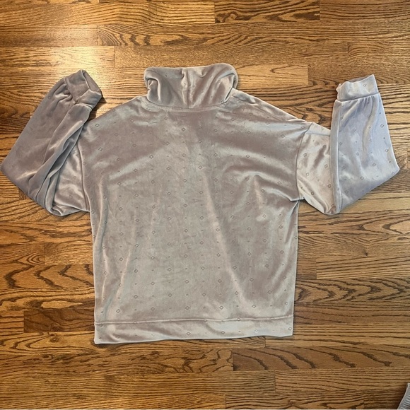 Carole Hochman Rolled Collar Two-Piece Lounge Set
Taupe/Light Rose, Size Large - Picture 4 of 12